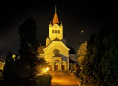 Kirche bei Nacht (Foto: Rebekka Vollenweider)
