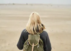 back-view-of-blond-young-woman-with-backpack-on-th-2022-03-08-01-23-55-utc (Foto: Patrick Marchlewitz)