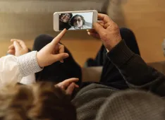 grandfather-and-grandson-are-taking-selfie-LQQKEZT (Foto: Patrick Marchlewitz)