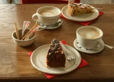 Cafe und Kuchen (Foto: Pius Helfenstein)