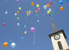 Kirche mit Ballonen (Foto: Kirchenweb Bilder)